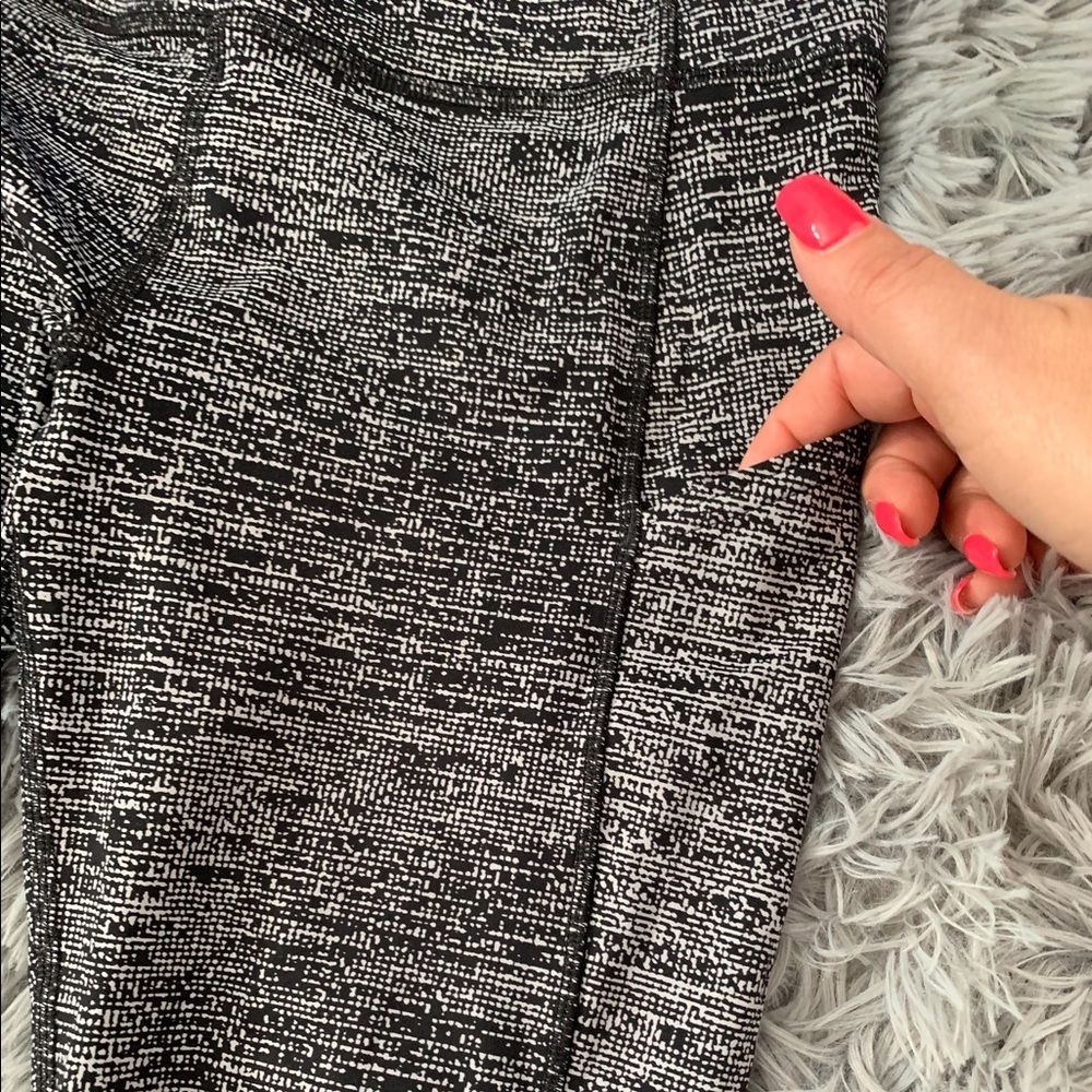 Lululemon yoga pants. - Picture 8 of 10